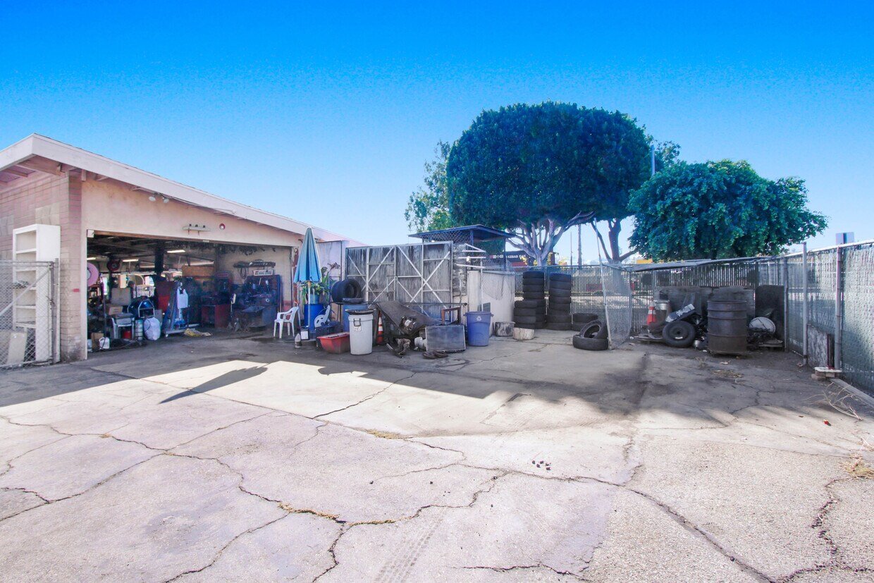 601 E Garvey Ave