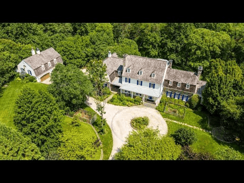 Live the good life in📍Great Falls, Virginia! 5 acre estate with infinity pool + tennis court! $3.8M