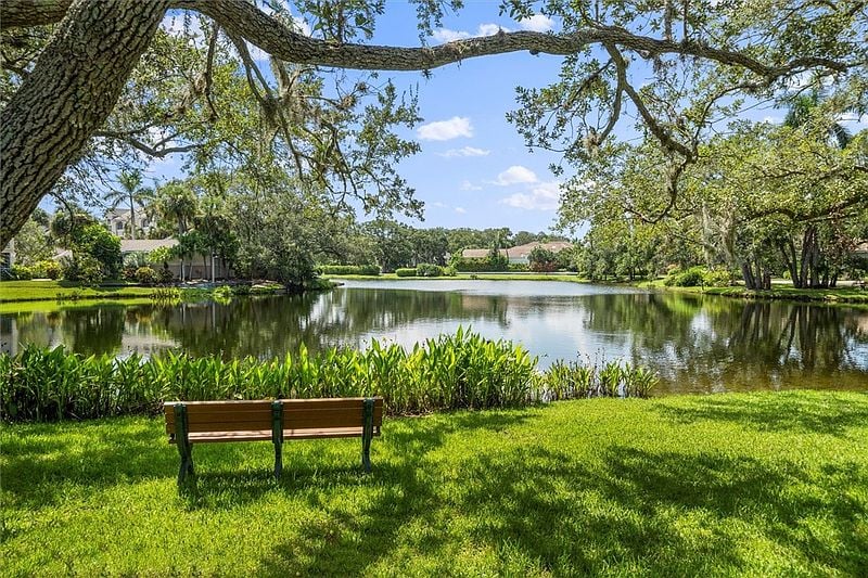 8814 Lakeside Cir