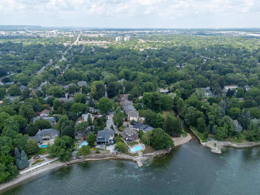 5047 Lakeshore Rd