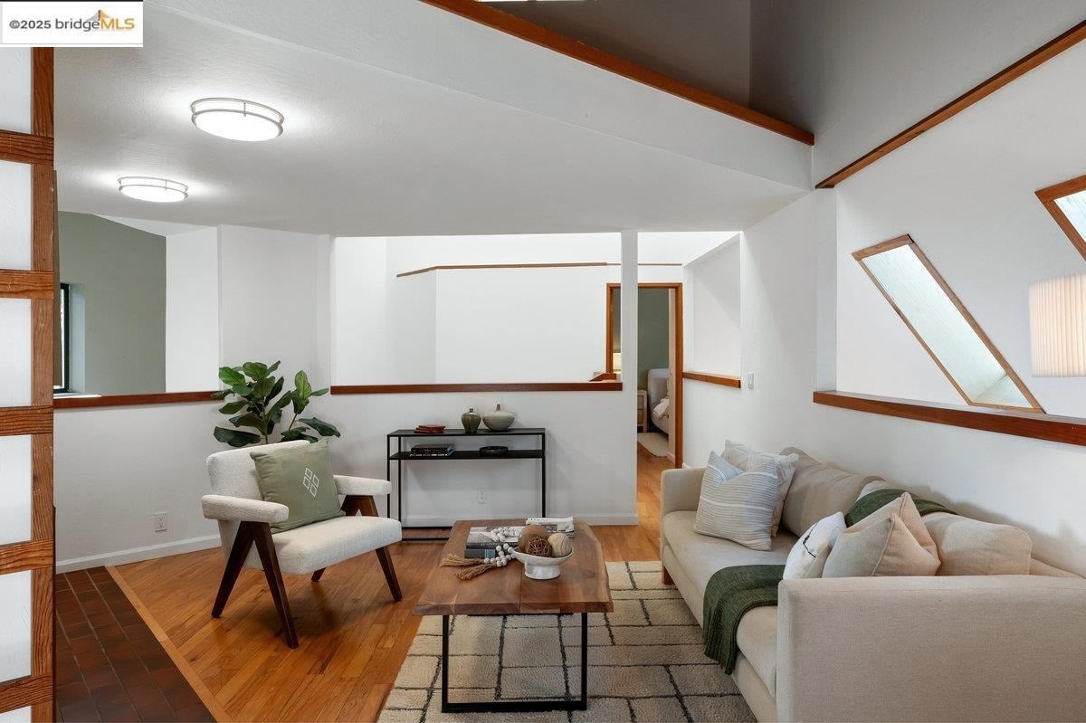 2112 Manzanita Dr