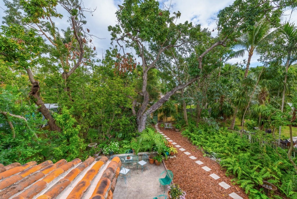 Chic Miami Beach Med-Deco Landmark Sells!