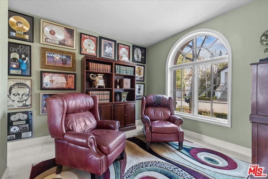 Buckingham Ln, 90077