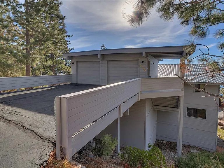 3359 Edgewater Dr