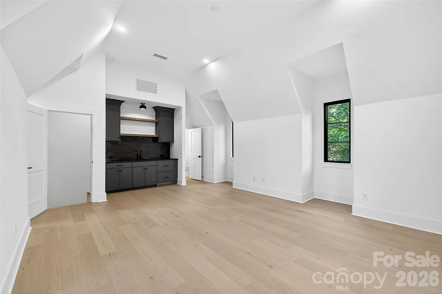 1209 Meadowood Ln