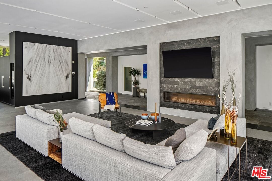 Nova Heights, Loma Vista Dr, 90210