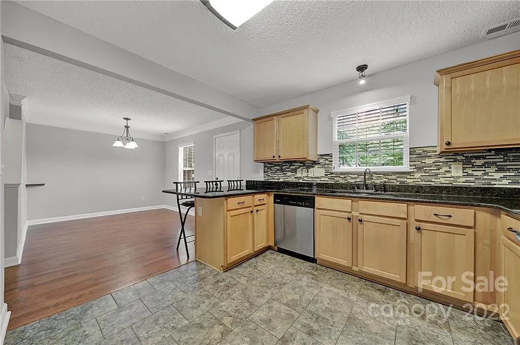 206 Forest Oaks Dr