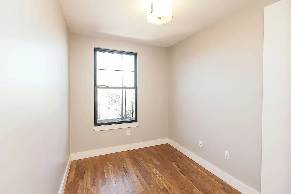 907 Broadway 3R