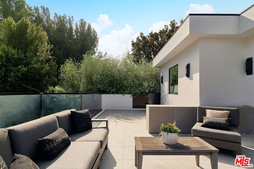 N Bowling Green Way, 90049