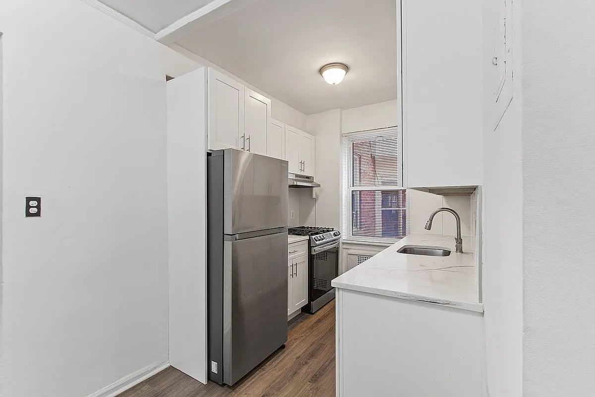 915 E 17th St APT 111