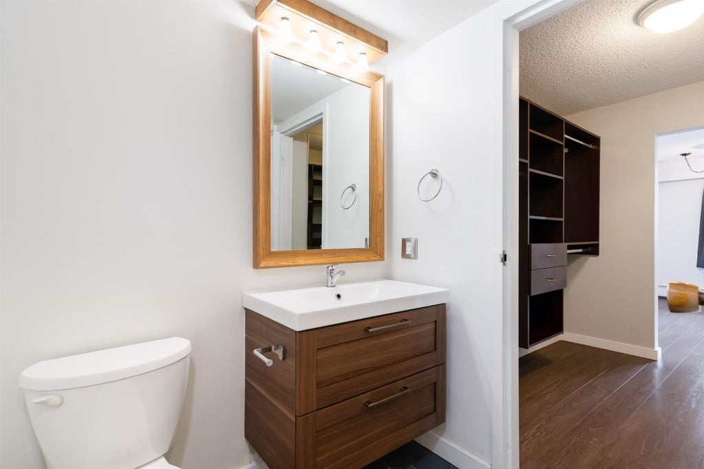 341 W 3rd St, #203