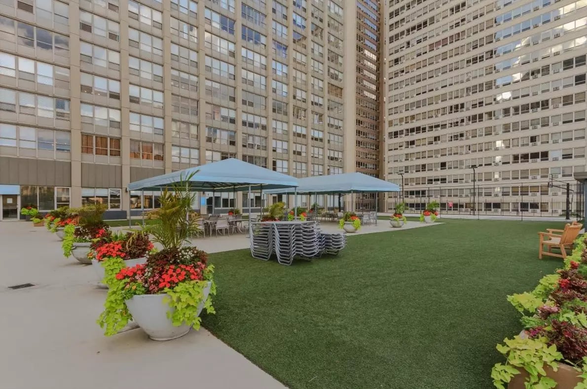 655 W Irving Park Rd #1004