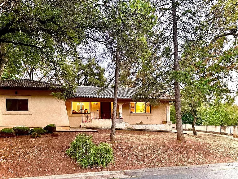 1526 Brendan Wy