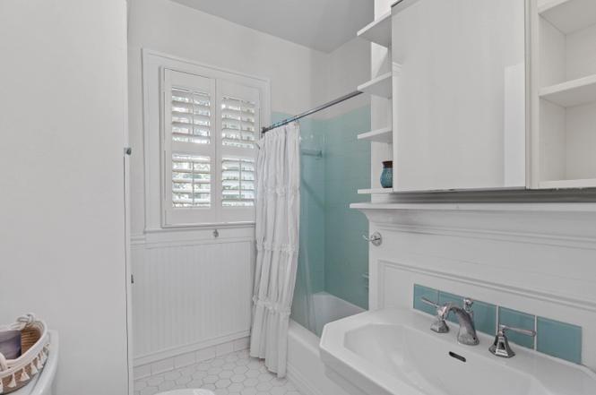 200 W Roanoke Park Dr