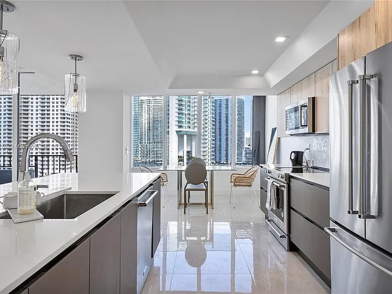 520 Brickell Key Dr #A1521
