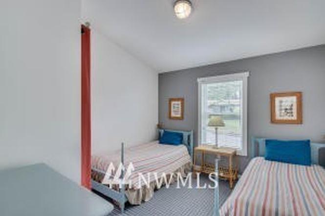 225 W Entiat Dr