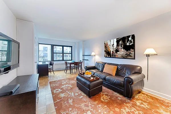 240 East 76th Street Unit: 6G