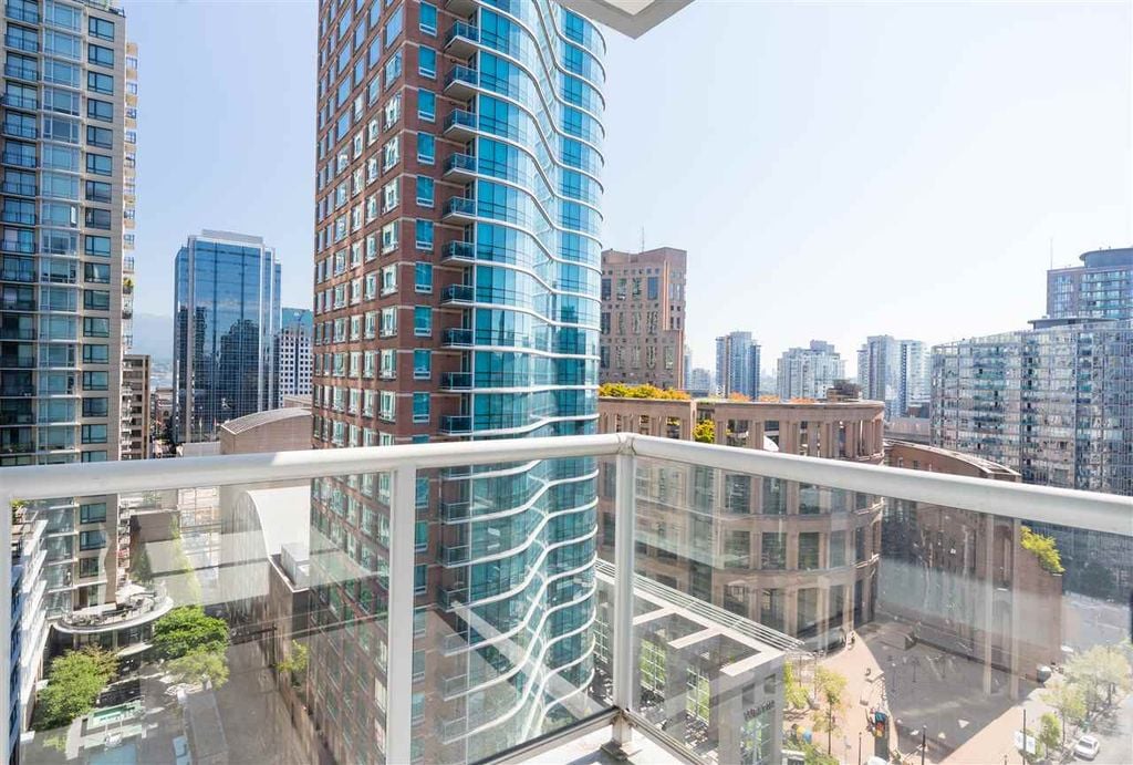 480 Robson St, #1405