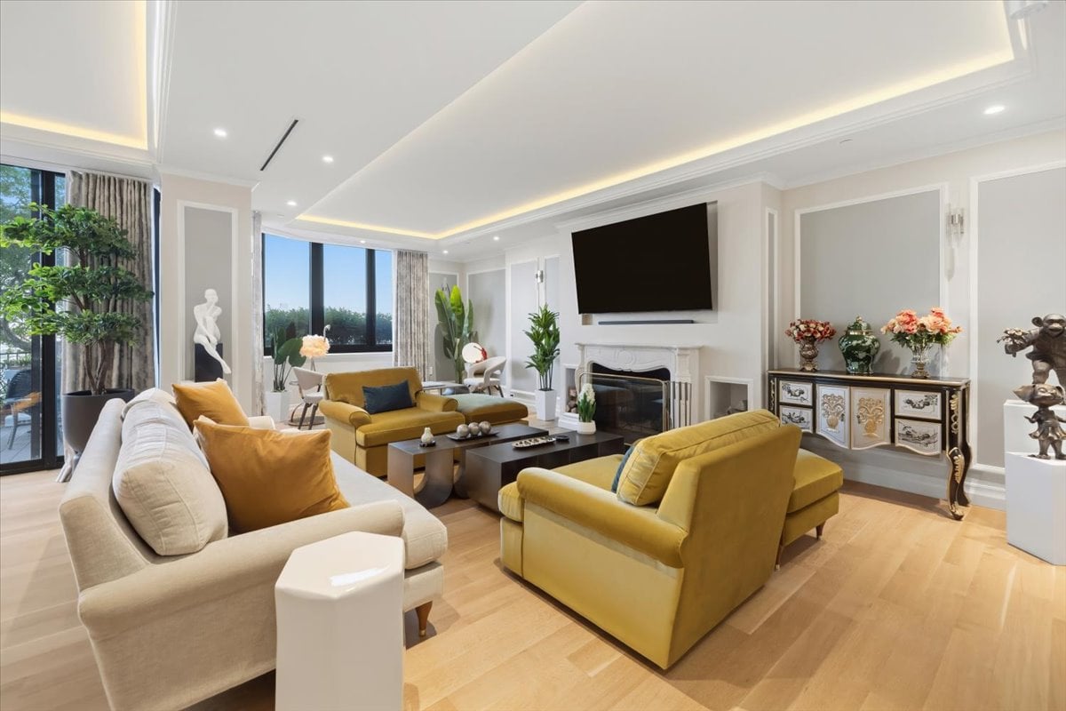 100 Carlyle Drive VG6