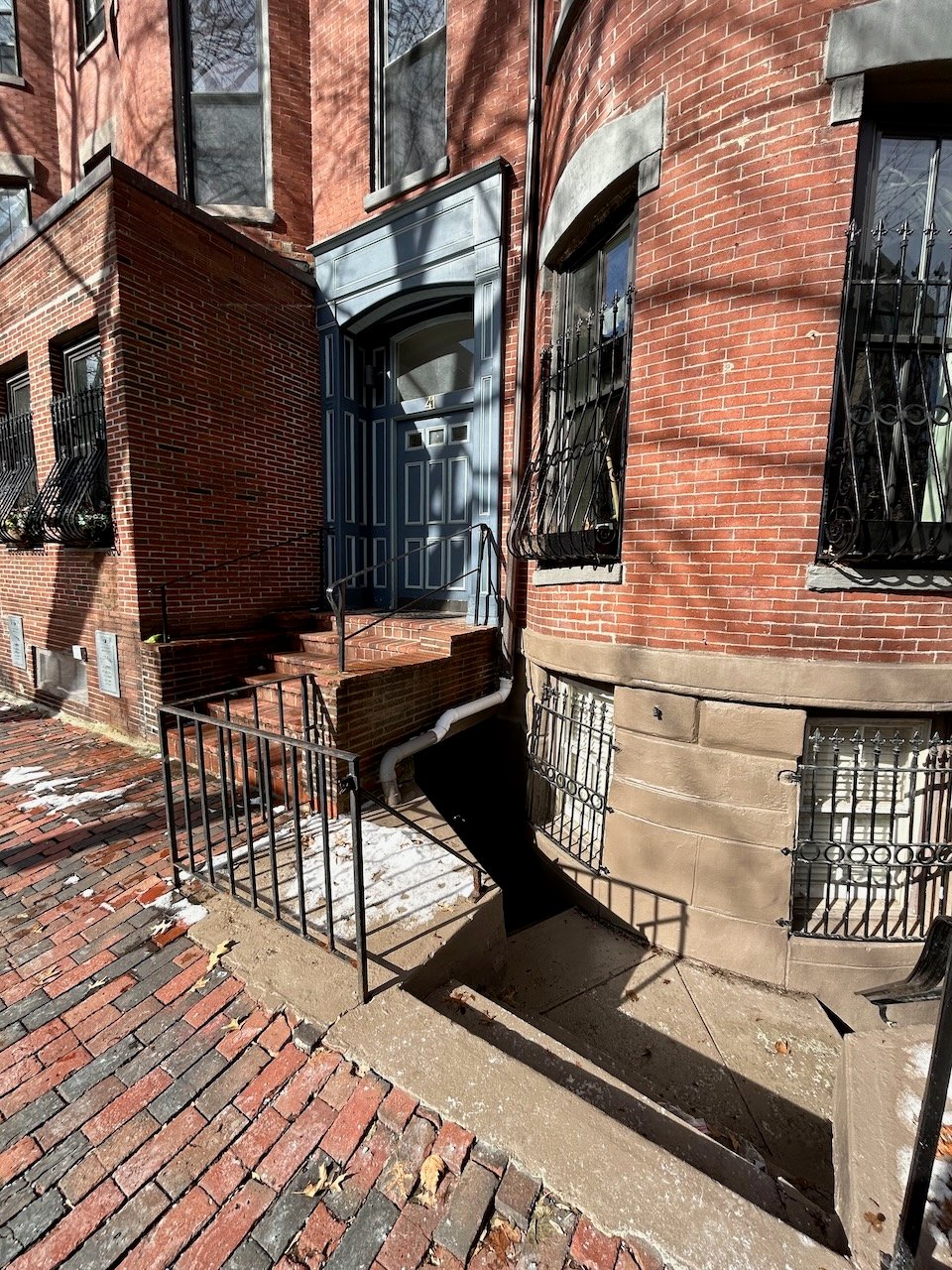 Warren Avenue - Private Entry 1 bed 1 bath w/ Laundry - Pets Negotiable! AVAILABLE MAY 1