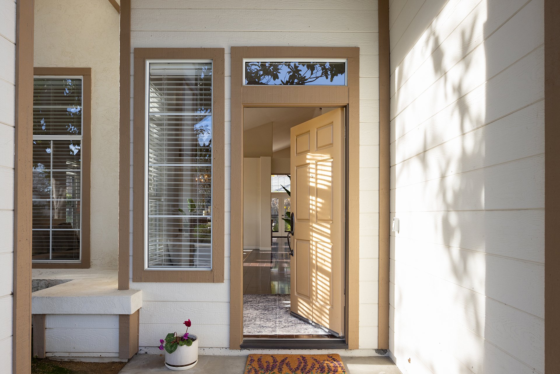 Las Palmas Living - 17776 Riverbend Road
