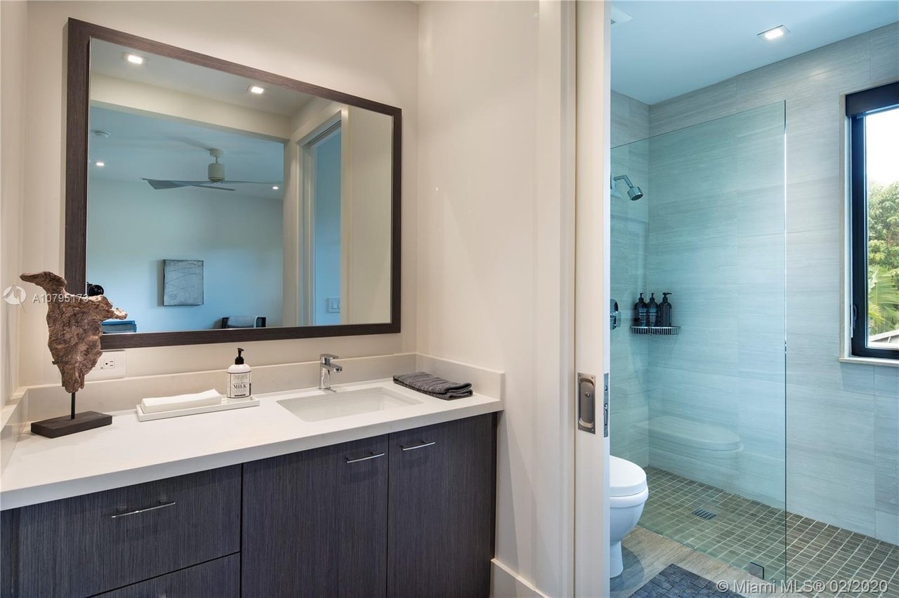 4965/4945 SW 82 St