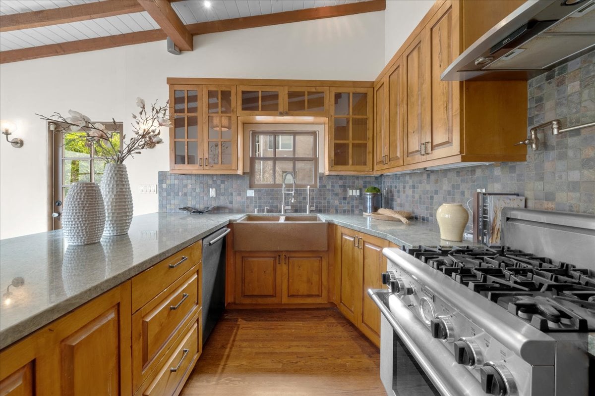 Lake Hollywood 4 + 2 Spanish Home with Views 