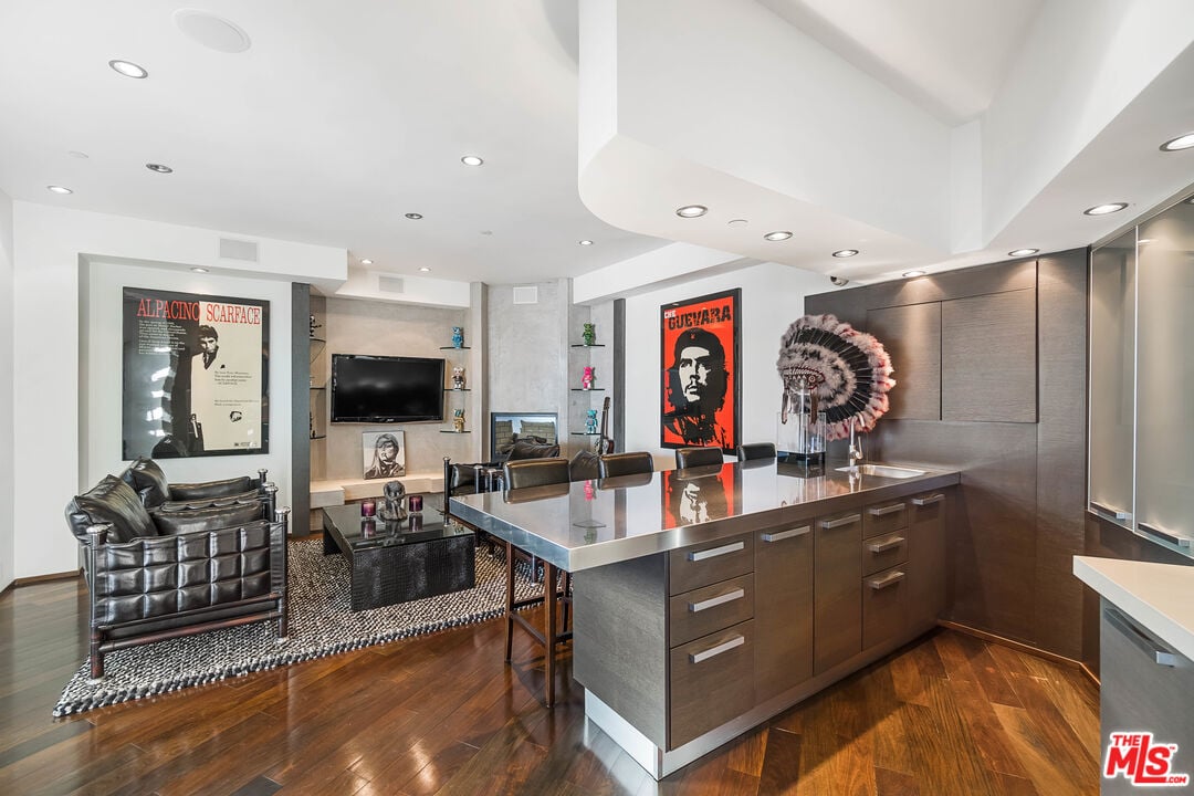 Luminor Crest, Viewmont Dr, 90069