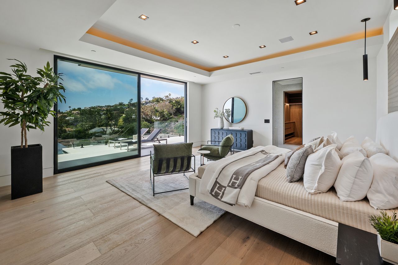 6627 Muirlands Dr, La Jolla, CA 92037