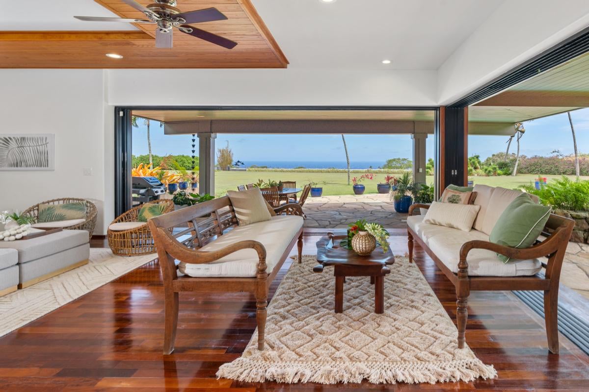 PUAKEA BAY DR - 11 ACRE ESTATE- 5 BEDROOM 6 BATHROOM RESIDENCE - RESORT STLYE POOL & SPA - $4,350,000