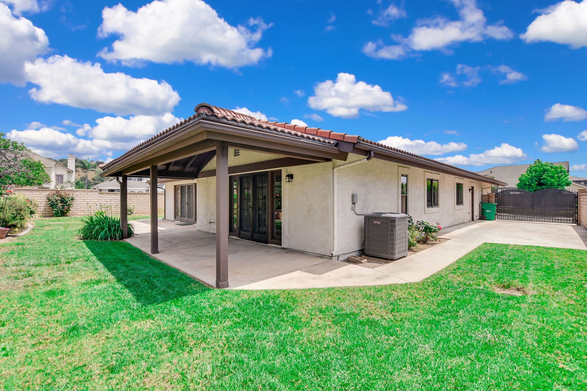 5697 Los Robles