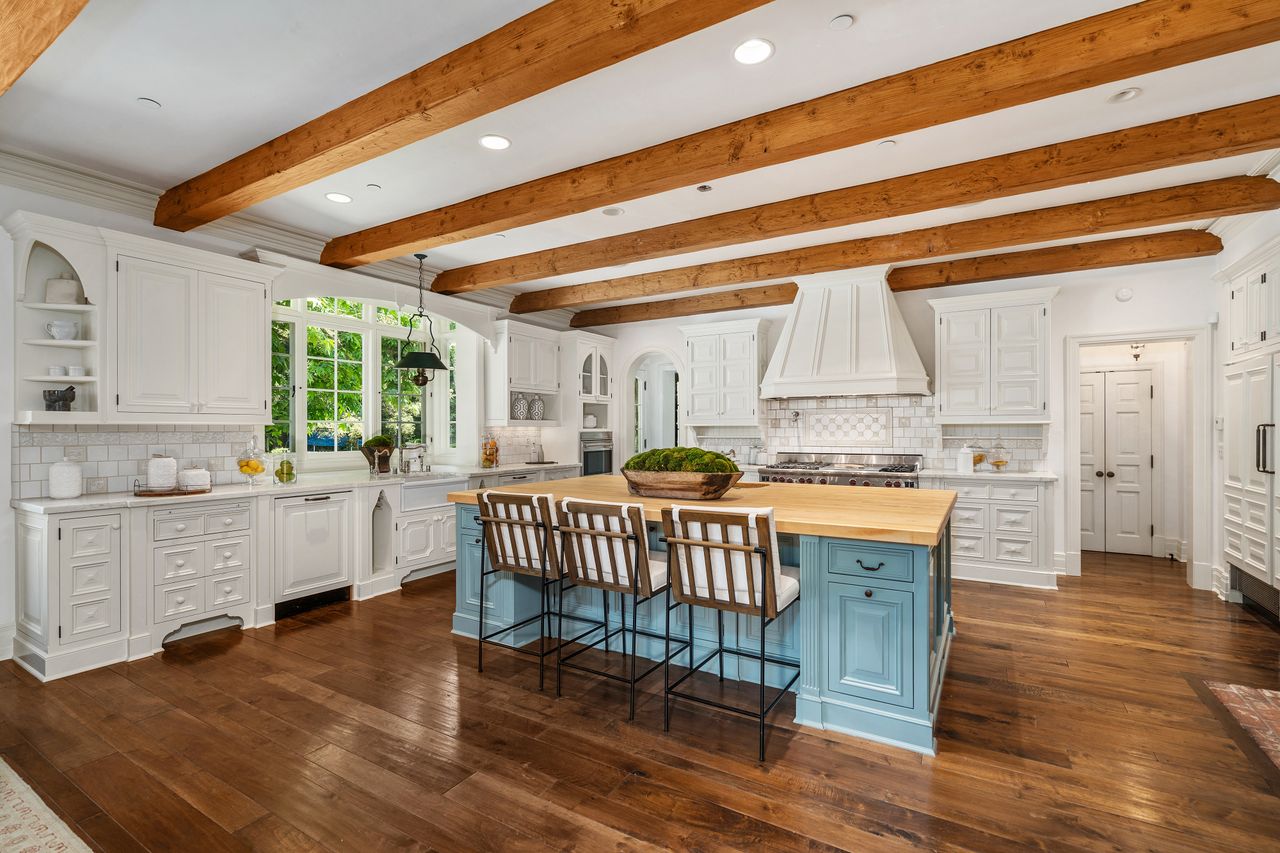 English Country Manor In Toluca Lake