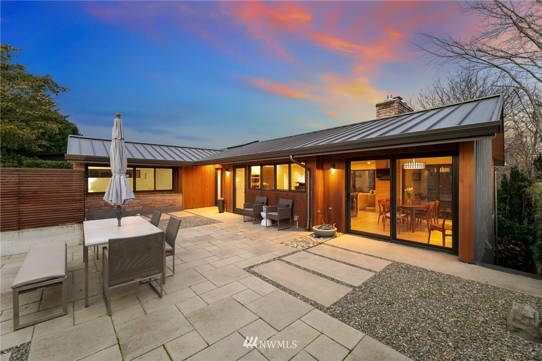 1555 Magnolia Blvd W