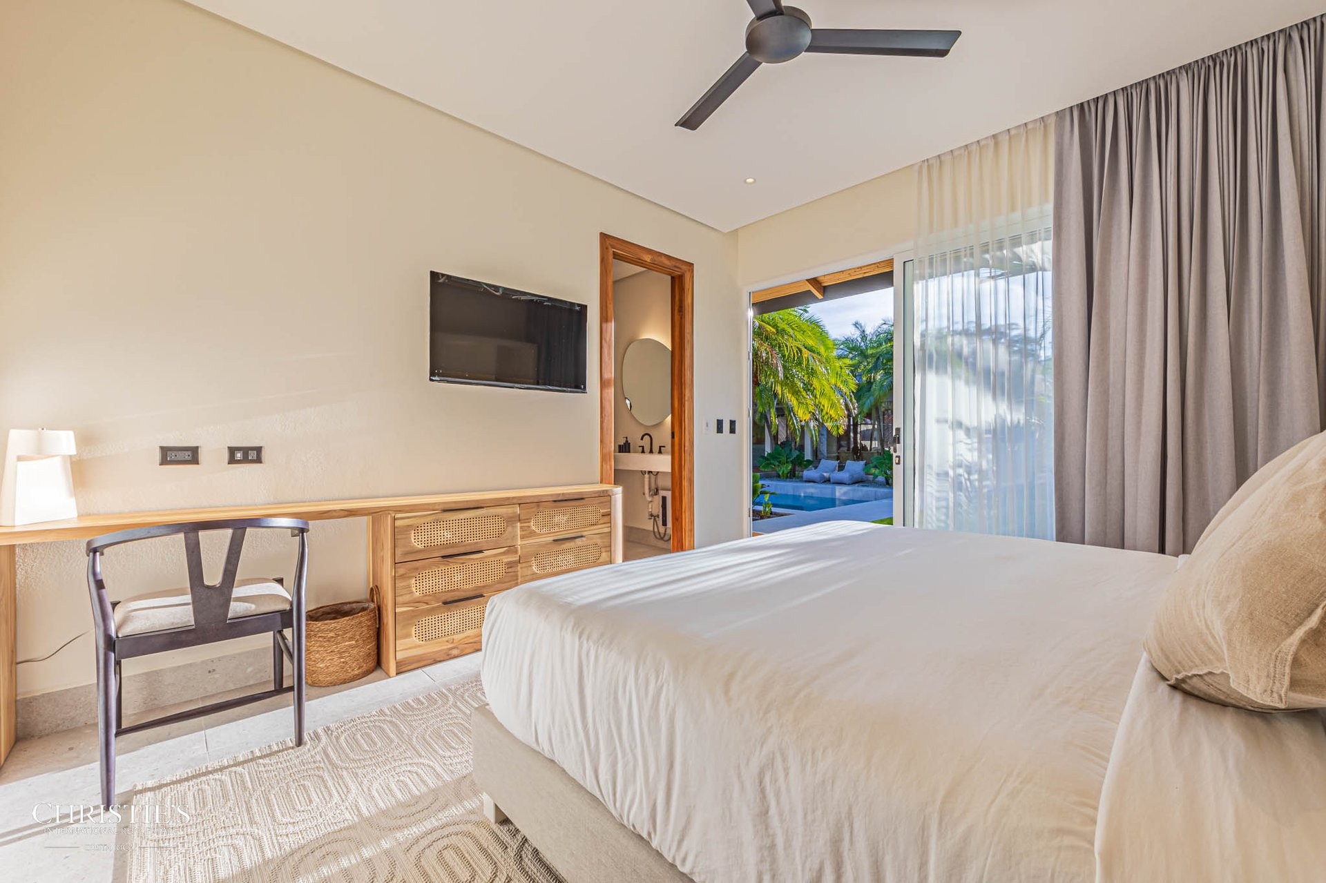 Casa Ohana – Comtemporary Luxury Villa, Steps from the Beach
