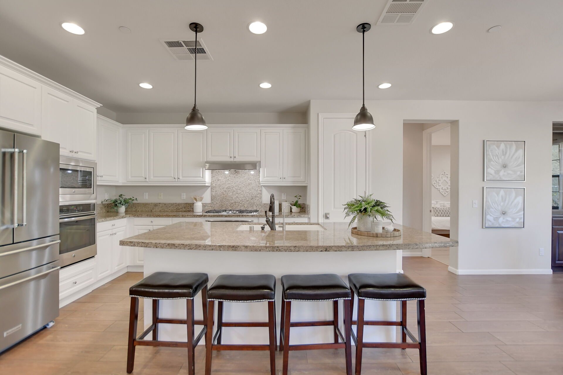 885 E Manresa