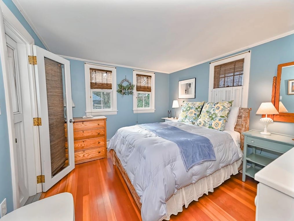 12 Colonial Ln