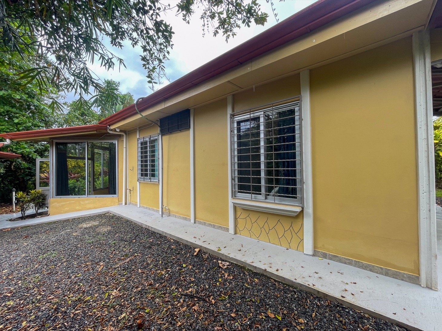 Cozy Colonial Home with Lush Gardens and Prime Commercial Prospects