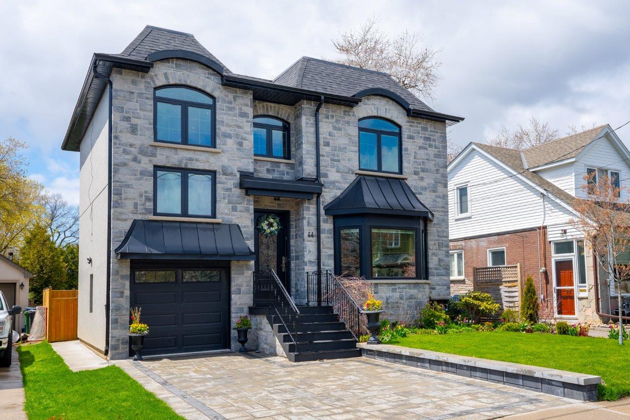 44 Red Deer Ave