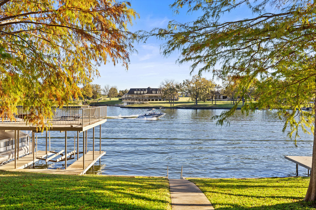 Stunning Waterfront Retreat in the Heart of Kingsland