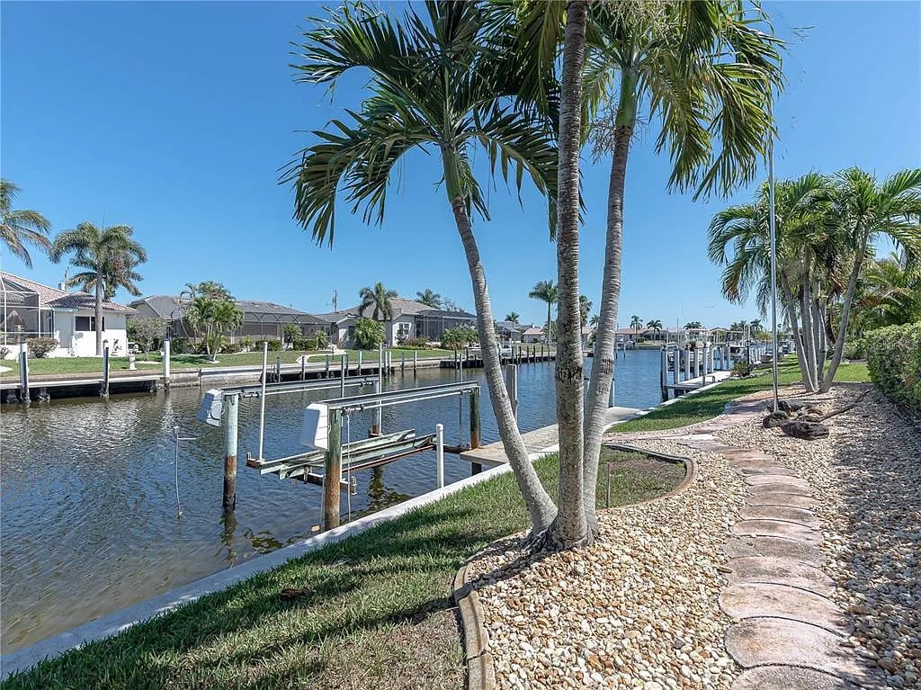 2400 Via Veneto Dr