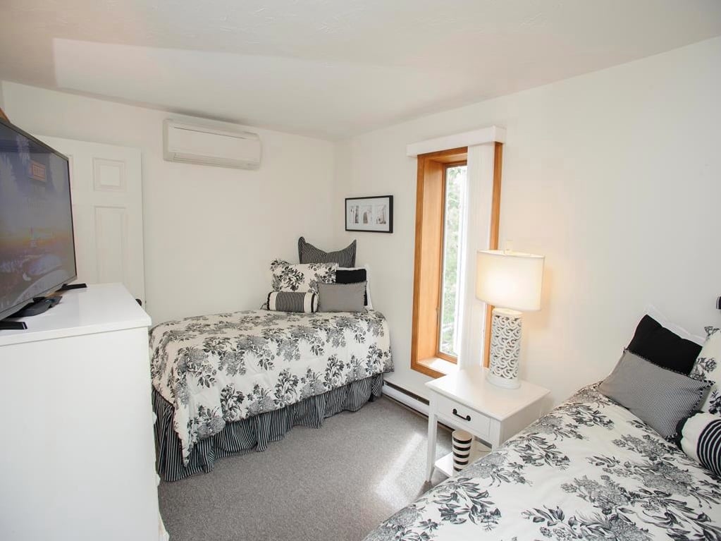 27 Schoolhouse Rd