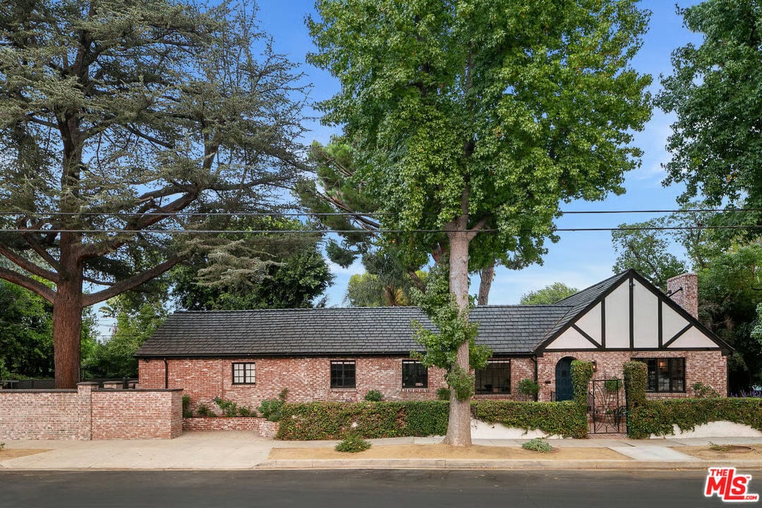 Debbie Reynolds’ former LA home listed for $2 million
