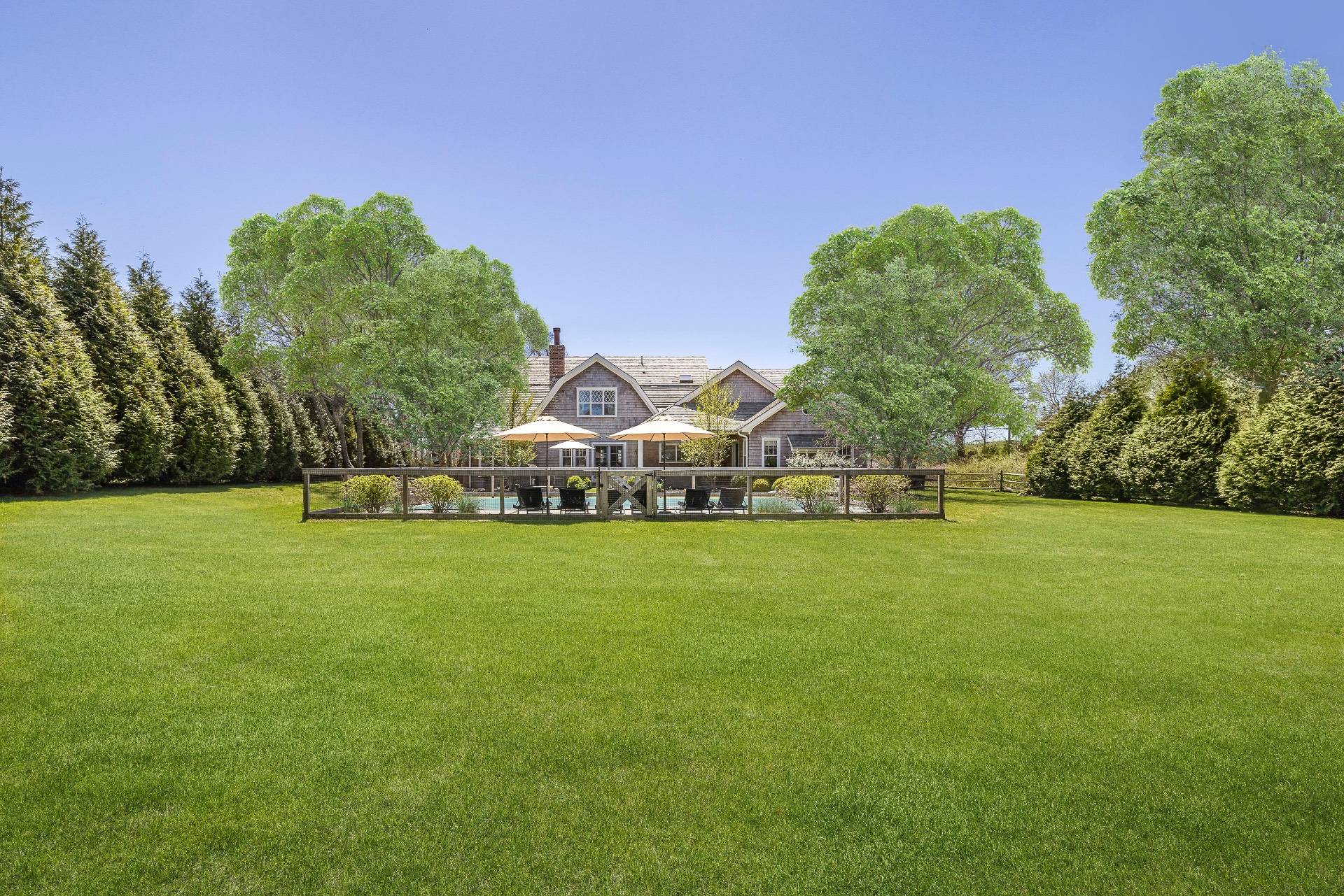 CLASSIC RETREAT BY THE GREENS