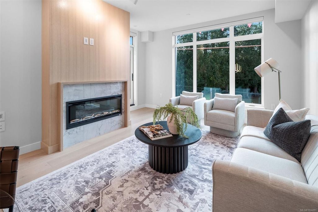 5229 Cordova Bay, #304