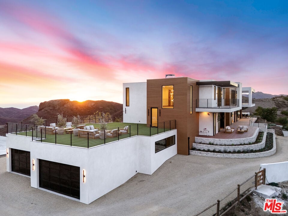 Mulholland Hwy, 90265