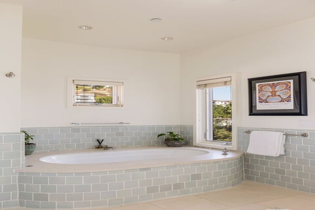 Aria Manor, Sunset Plaza Dr, 90069