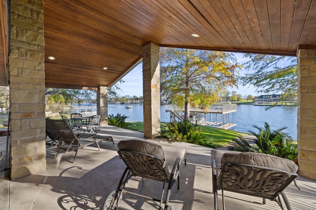 Stunning Waterfront Retreat in the Heart of Kingsland