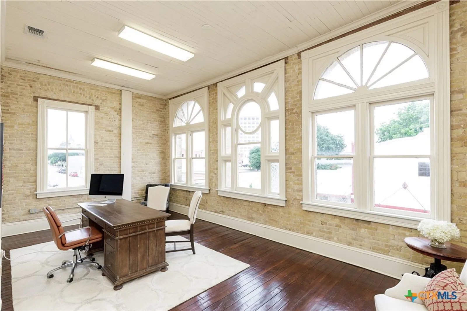 205 1/2 E Constitution St