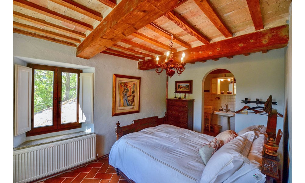 An Enviable Country Retreat With Panoramic Views in Colmurano, Le Marche