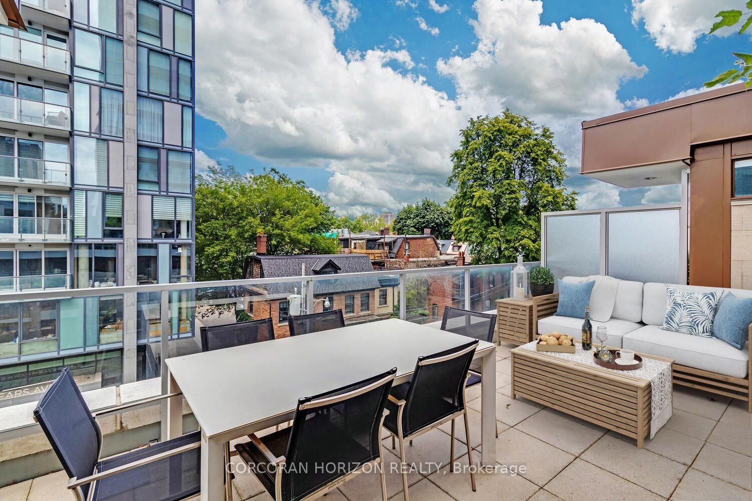 GRAND TOWNHOUSE IN THE ANNEX